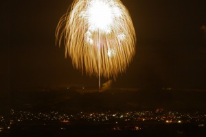 町の灯りと世界一の四尺玉